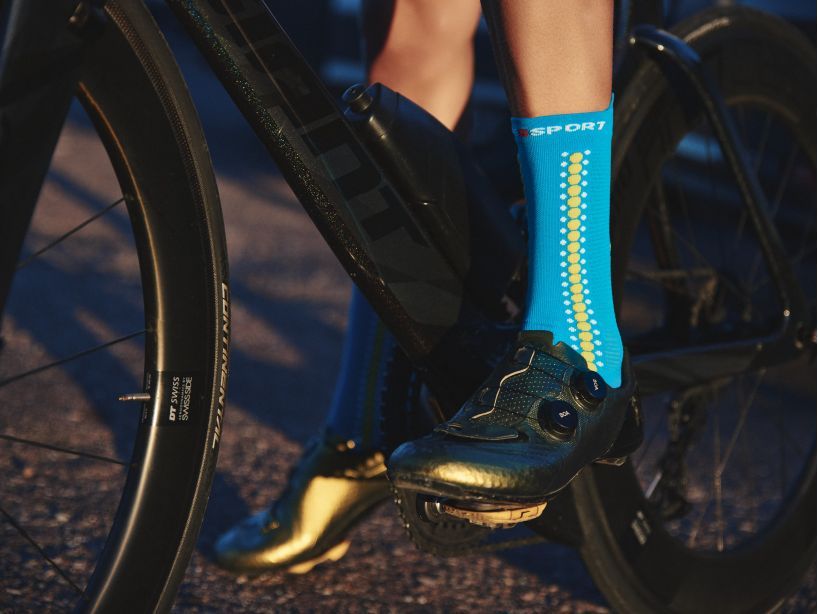 PRO RACING SOCKS V4.0 BIKE - FLUO BLUE/PRIMEROSE